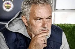 穆里尼奥再掀舆论狂潮，25分钟11打10换来0：0，裁判两度改变比赛